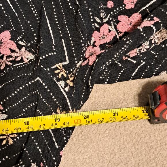 Maurices 3/4 Sleeve Tunic Size MD.. Keyhole Front Fasten.. Black Floral Print - Picture 6 of 8